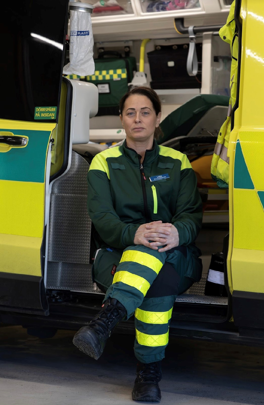 Lisa Bertilsson sitter i dörröppningen på en ambulans