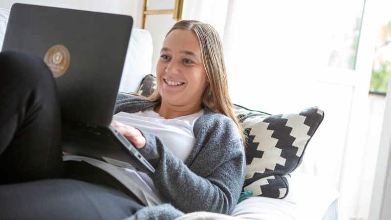 Student in sofa with laptop