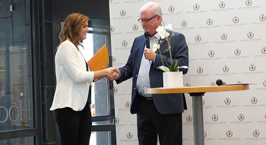 Gunnar Ivarson tar emot blomma på högskolan